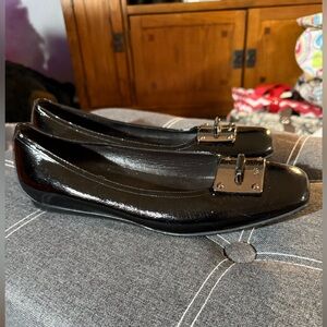 Donald J Pliner Black Patent Size 9.5 Ballet Flats Shoes w/ Silver Tone Buckle